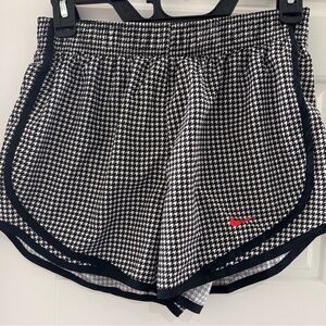 Nike Women's Athletic Shorts in Black and White Houndstooth Size Small